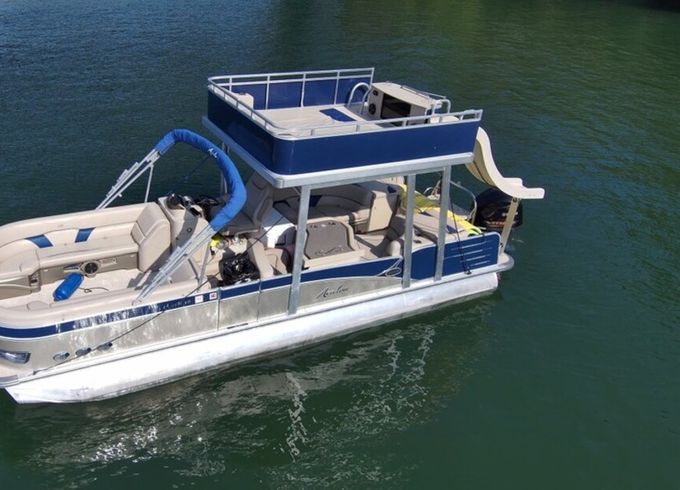 28Ft Avalon Windjammer W/Slide – Lake Travis