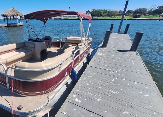 Suntracker Party Barge 20 DLX 10 passangers