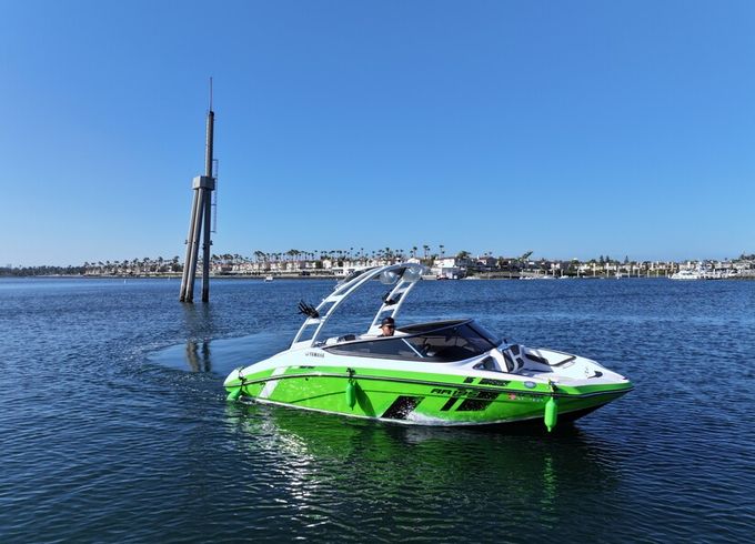 Easy-to-drive Yamaha AR195 jet boat - wake tower and Bluetooth