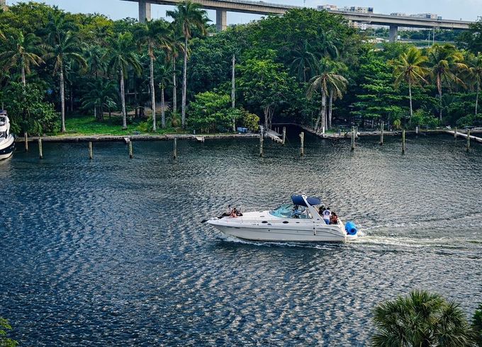 34ft Sea Ray Luxury Yacht – Miami Bay and Sandbar Cruise