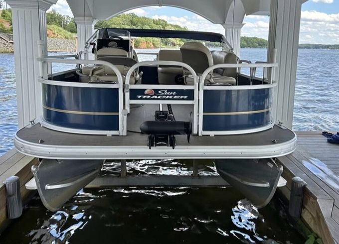 18ft pontoon for fish or leisure