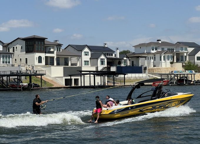 Full Service - Very Spacious Malibu Wakesetter 23LSV