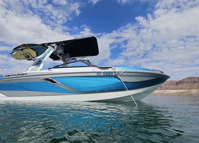 Ri265 Wakesurf Boat, captain is required.
