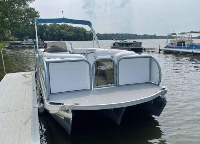 Our Aloha 22 Tritoon is the perfect for parties and fun - Hidden cove!