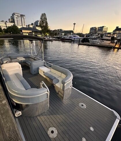 Beautiful Pontoon Boat on Lake Union! Up to 12 people.