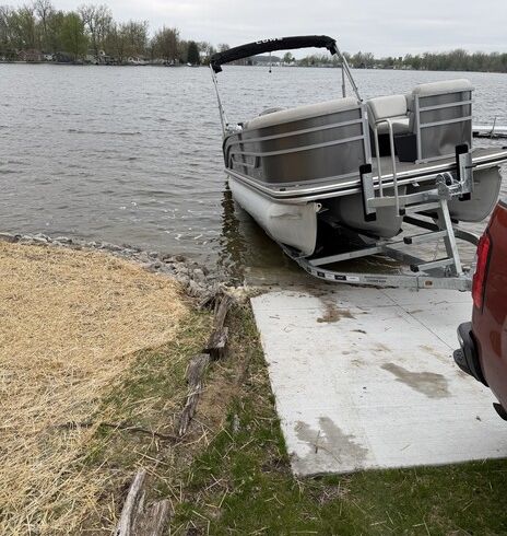 The Cottage at Posey Lake - Lowe SS230 Pontoon