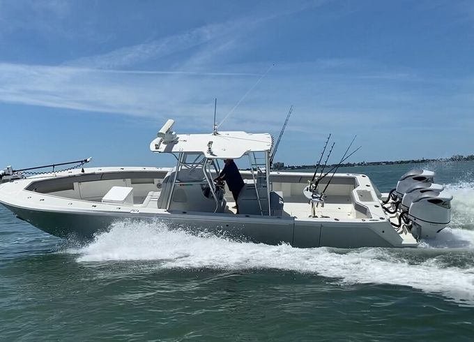 Beautiful 39' Seavee Center console