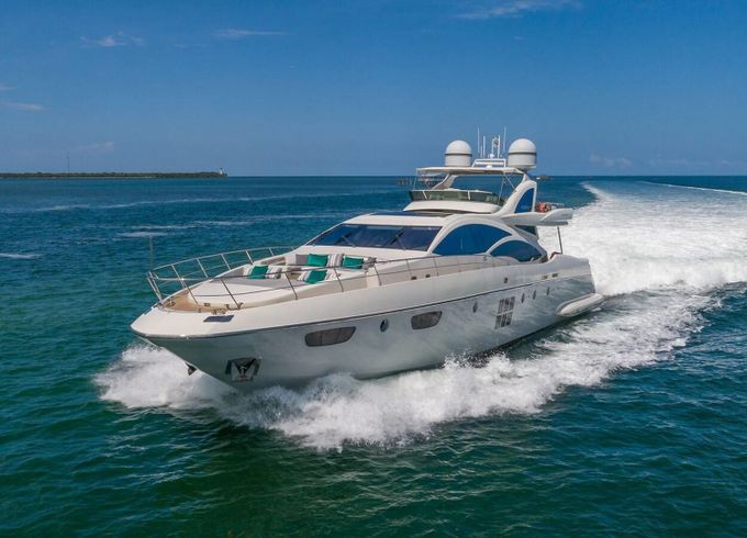 Azimut 103 Scarlet