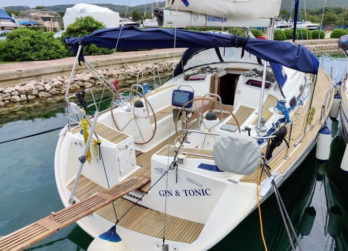 Bavaria 47 Cruiser Gin and Tonic