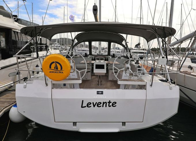 Bavaria C42 Levente