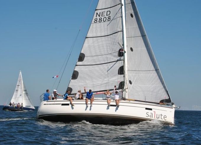 Bavaria Cruiser 37 Salute