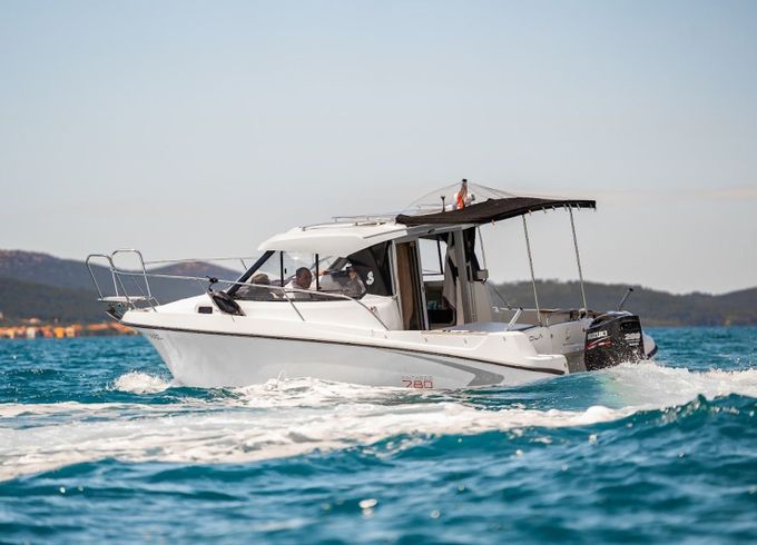 Beneteau Antares 780 15