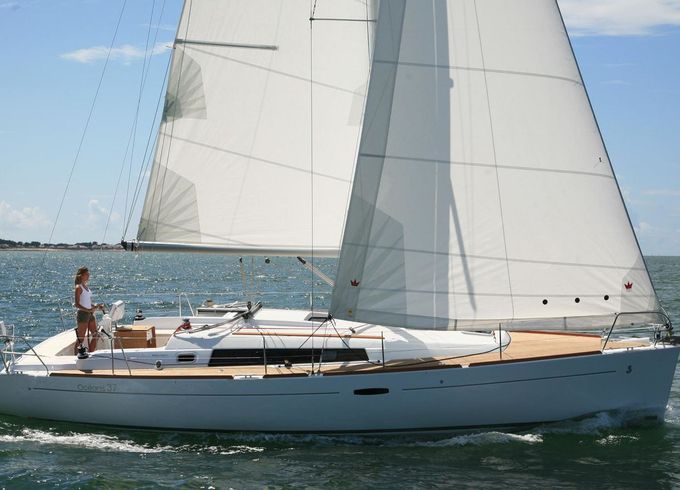 Beneteau Oceanis 37 Modernistic Lady