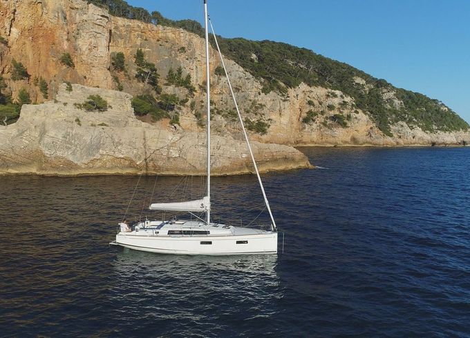 Beneteau Oceanis 38.1 Into The Mystic