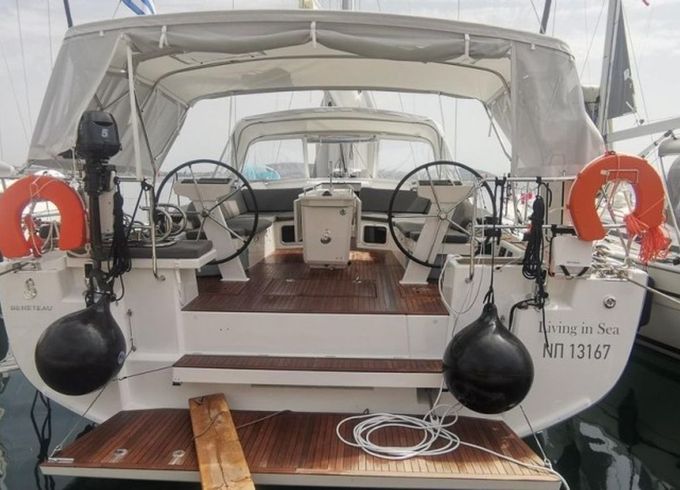 Beneteau Oceanis 51.1 Living in Sea