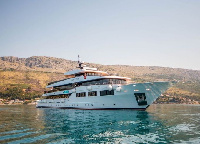 Custom Built 157 Black Swan
