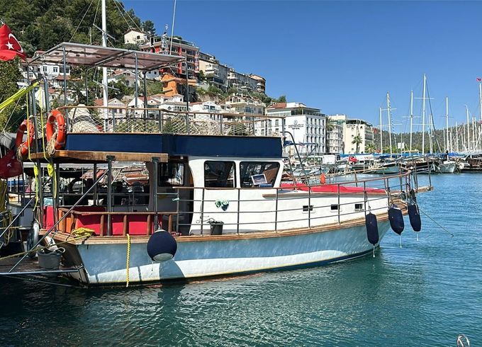 Custom Built 32 Smile Boat
