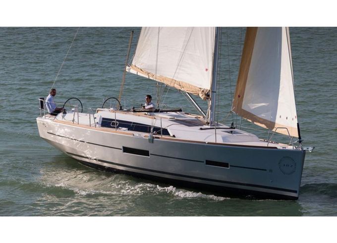 Dufour 382 Scafo