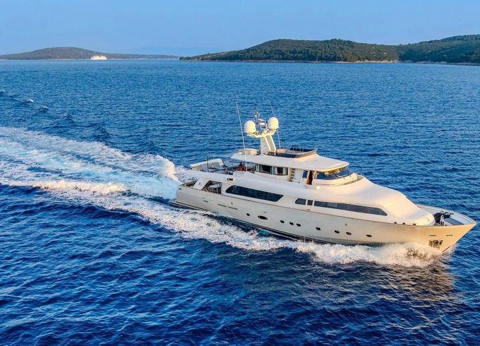 Ferretti Custom Line Klobuk