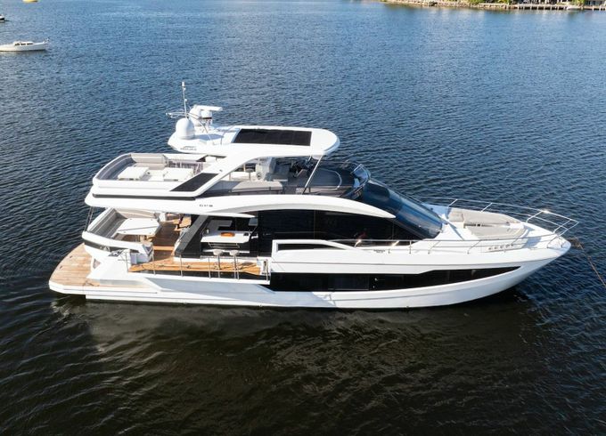 Galeon 680 Fly Let's Toast