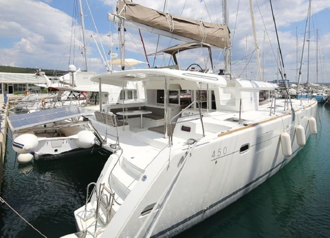 Lagoon 450 F Ladies and Gentlemen