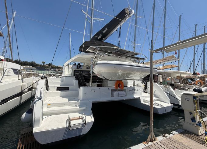 Lagoon 46 Giant Travelly