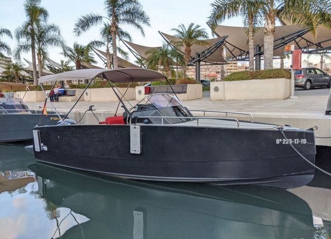 Nuva Yachts 6 Black Panther