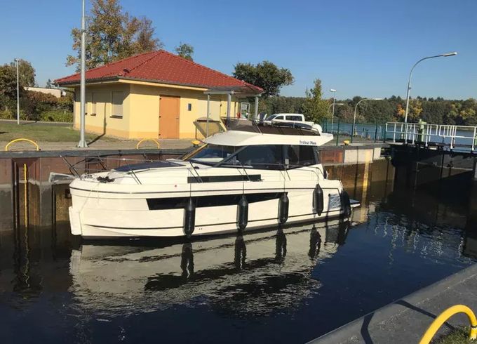 Platinum 989 Flybridge Froher Max
