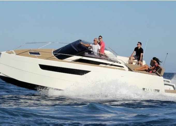 Nuva Yachts M9 Cabin Planac