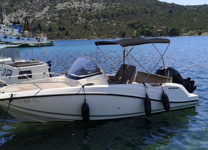 Quicksilver 605 Sundeck