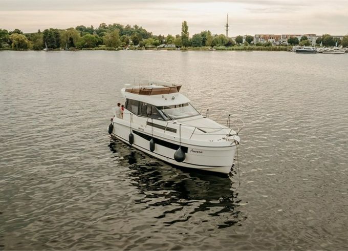 Platinum 989 Flybridge Aurora