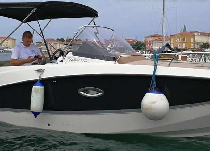 Quicksilver 755 Sundeck