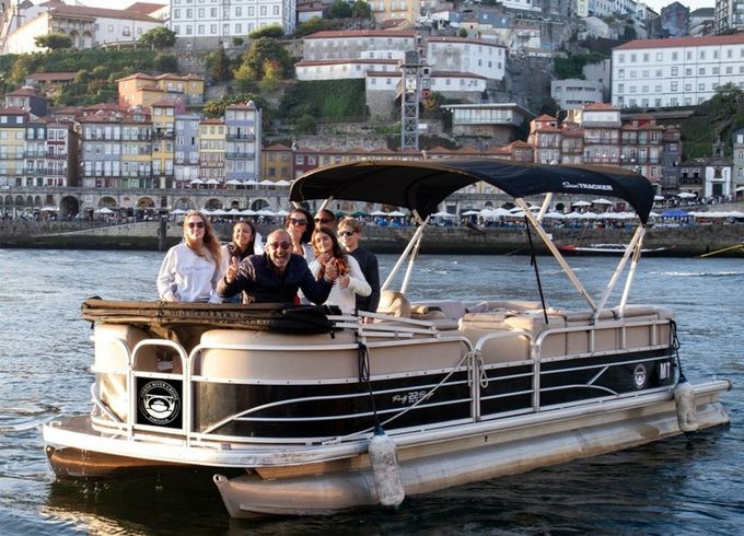 Sun Tracker Party Barge 22 DLX Gaya