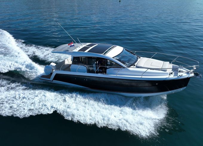 Sealine C335V Stormi