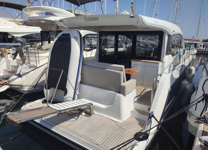 Sealine C390 Ecstasea