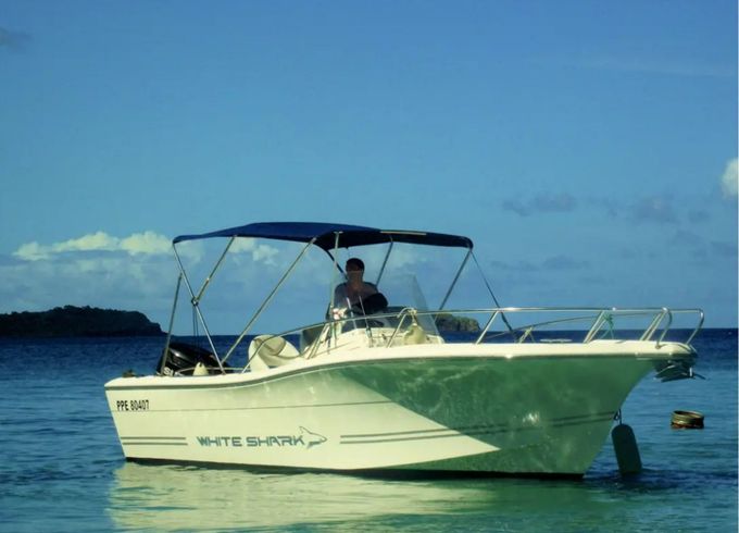 White Shark 226 Open Papaya