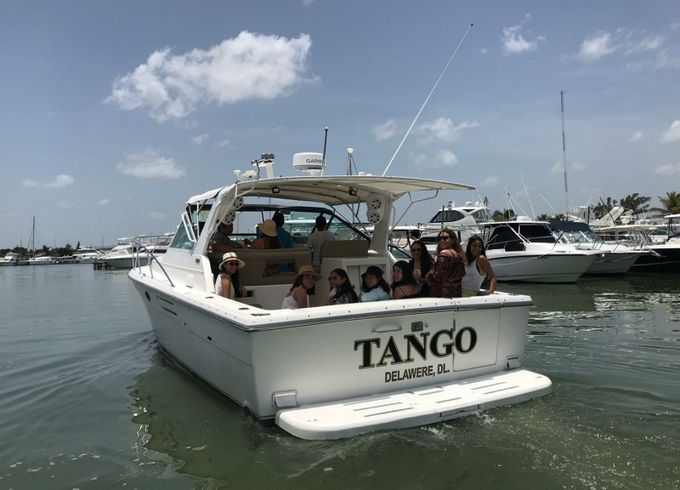 Tiara 3500 Express Tango