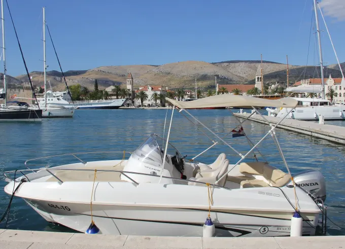 Beneteau Flyer 550 Sun Deck -Rental in Trogir, Croatia - Cuddy Cabin/Walk Around