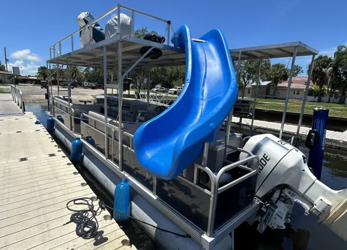 Party on the Megatoon!!! 30ft Crest Pontoon