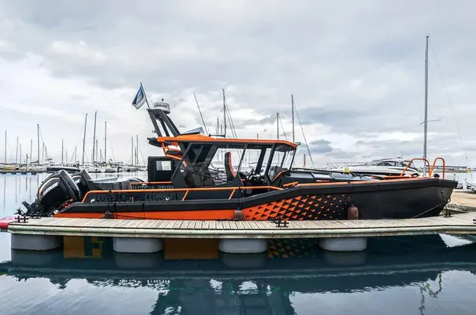 Aluventure 11000H3 Premium 2x300HP Powerboat for Charter