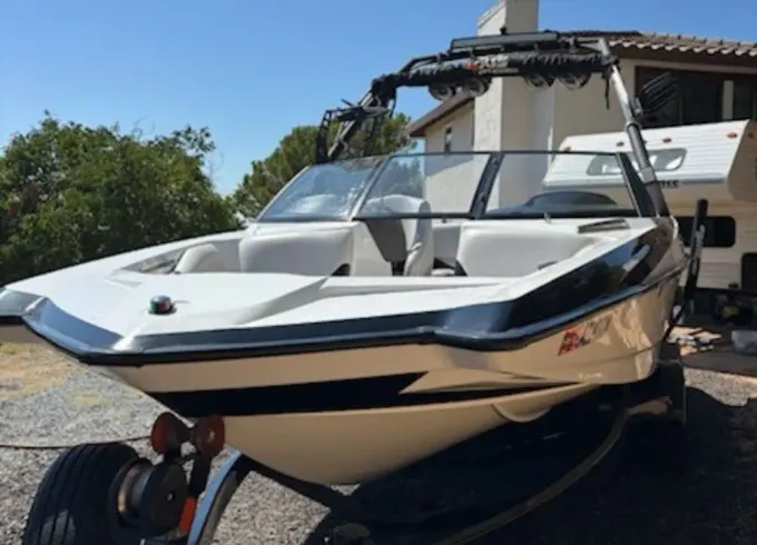 Axis A22 Wakeboard Boat