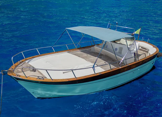 Capri Awaits: Cruise in Style with the Apreamare 9 Gozzo!