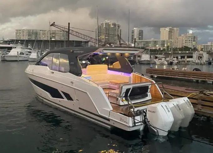Private luxury Yacht with Captain for the ultimate experience in PR
