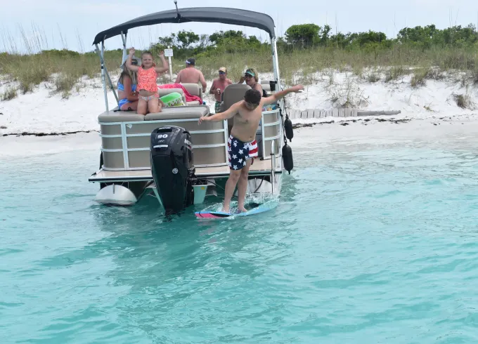 Welcome aboard this amazing pontoon experience! 12 ppl - Fuel included