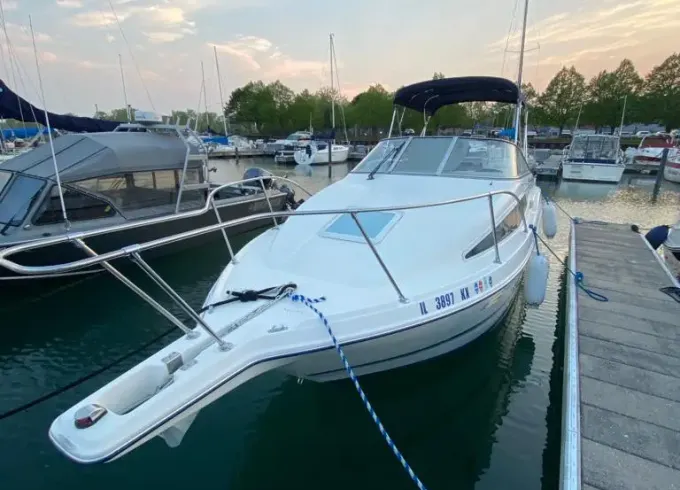 Explore Lake Michigan with the 27’ Bayliner Ciera Sunbridge Yacht from Waukegan