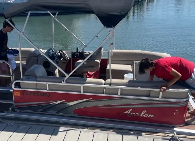 Avalon 25ft Pontoon Boat Rental in Gulfport, Florida