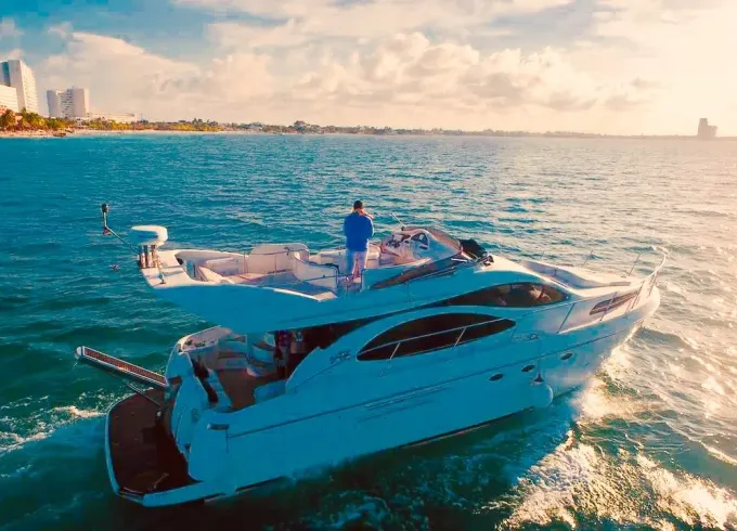 48' Azimut Motor Yacht Charter in Cancún, Mexico