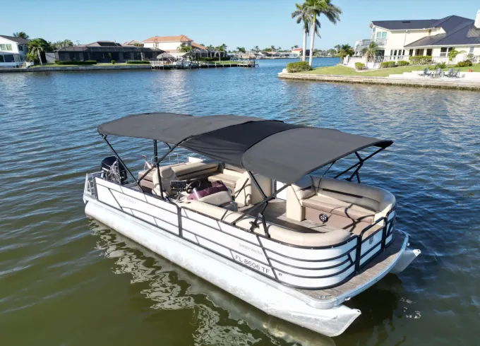 Godfrey Sweetwater 2486 SFL Lounge with a 200HP engine