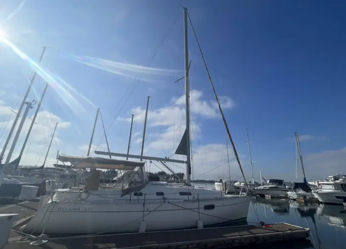 Beneteau 321 Sailboat in Oakland, California – Comfortable and Spacious