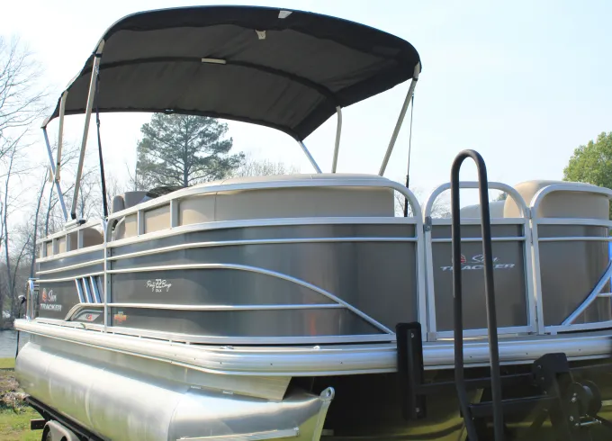 New Sun Tracker 2024 Pontoon Rental in Hot Springs, Arkansas